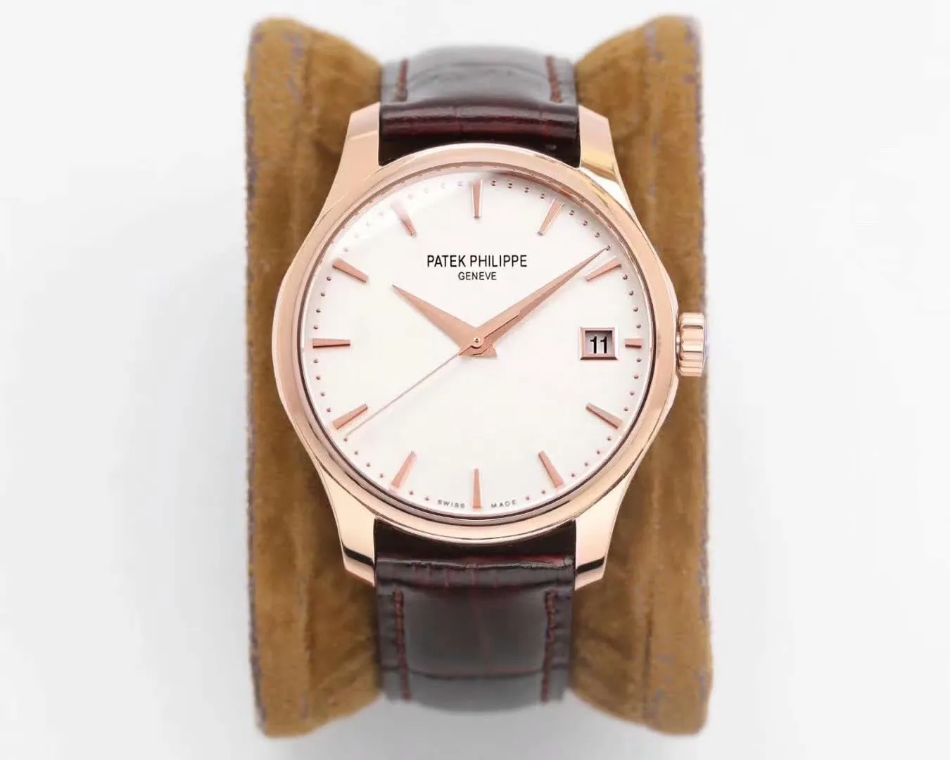 Patek Philippe Classic Series 5227 watch (PP flip cover for short) makes a strong debut! [Case] Watch size 39mm The ivory white enamel dial is smooth and delicate, and the gold three-dimensional hour markers and hands are all treated with precious metal PVD to restore the tall and elegant aura of PP. [Technical breakthrough] 9015 modified PP self-produced Cal.324 SC movement - the large and small splints have flowing luster, the gemstone bearings are bright and natural, the position of the balance wheel is consistent with the original, and the simulation is close to the original factory. [Strap] Equipped with a classic Italian calfskin strap, with clear texture and high quality. The pin buckle has the same structure as the original, is polished neatly and brightly, and can be used with the original product. 5227 is extremely simple and has hidden beauty. It fully reveals the unique temperament of Patek Philippe and is very seductive!